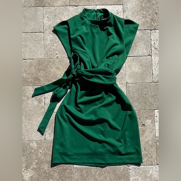 Alexia Admor Dresses & Skirts - Alexia Admor Green sleeveless Sheath Dress - Emerald Green